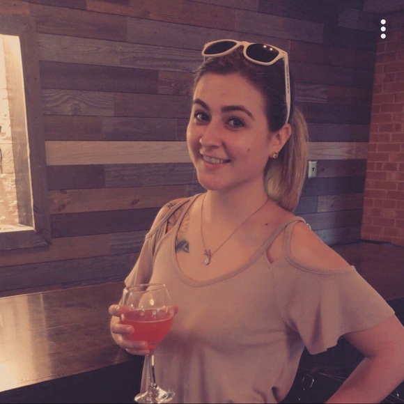 Meet your Posher, Alexandra - Picture 1 of 1